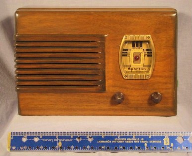 Shown here is a 1939 Table Radio (Model 5140) made by Sparton Ltd. in London ON.  Canadians would get their wartime news on sets like this.<br>Photo - radioattic.com